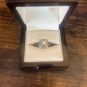 Stunning Silver Women's Ring with Intricate Detailing